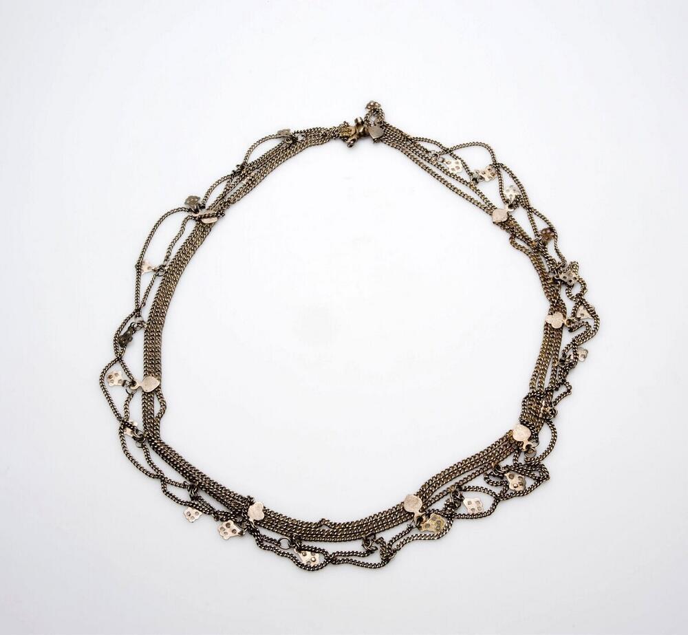 Zilveren geschakelde ketting, versierd met bedels in de vorm van harten en lovers