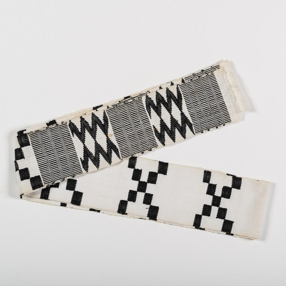 Handgeweven smalband voor vervaardiging van een mannenkleed