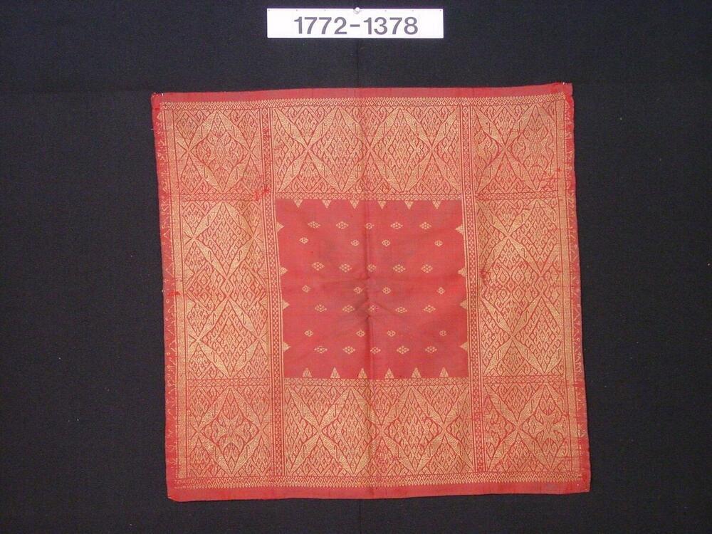 Rood zijden hoofddoek met ornament van ingeweven gouddraad