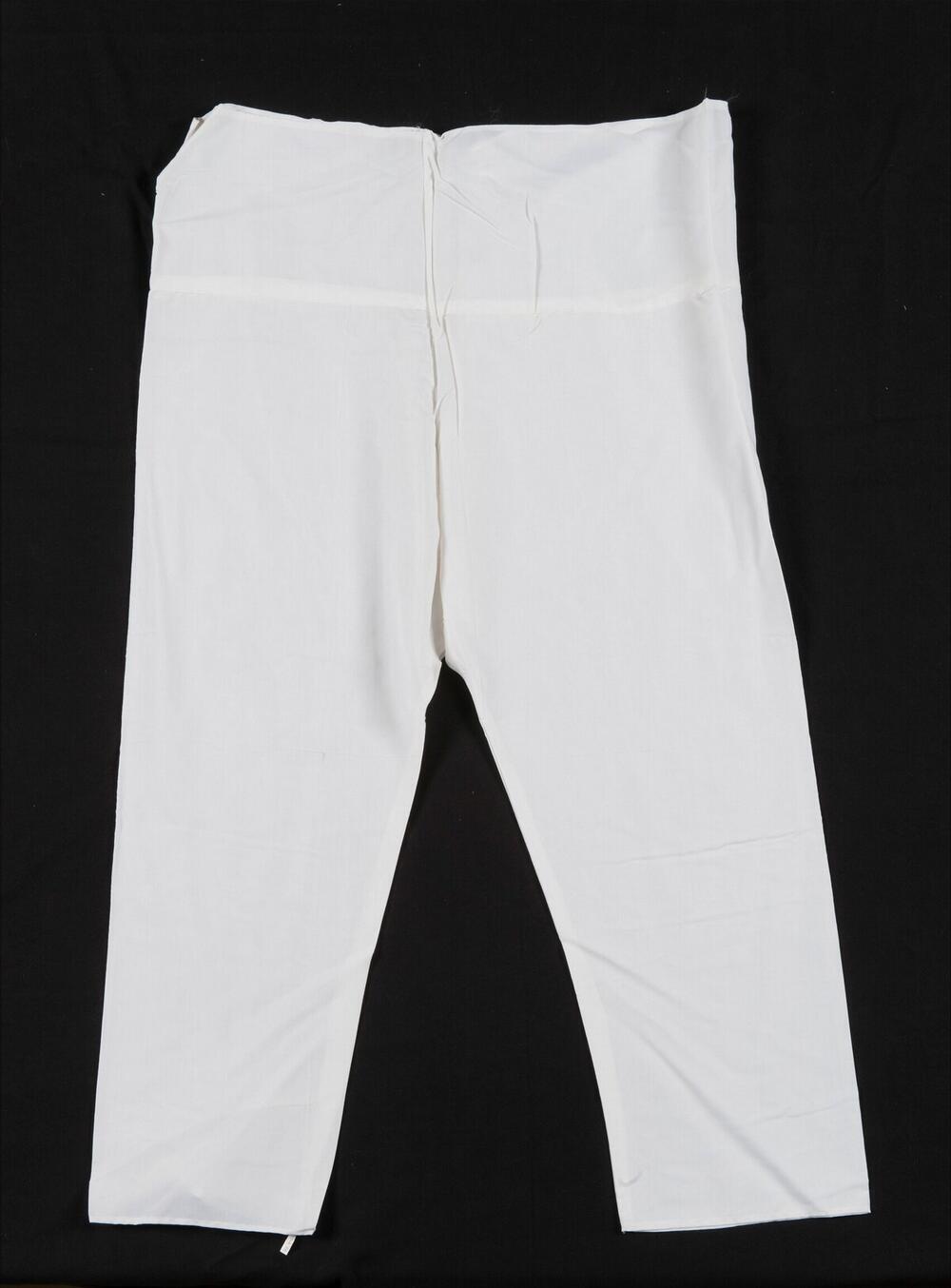 Broek, onderdeel van kleding voor een dode
