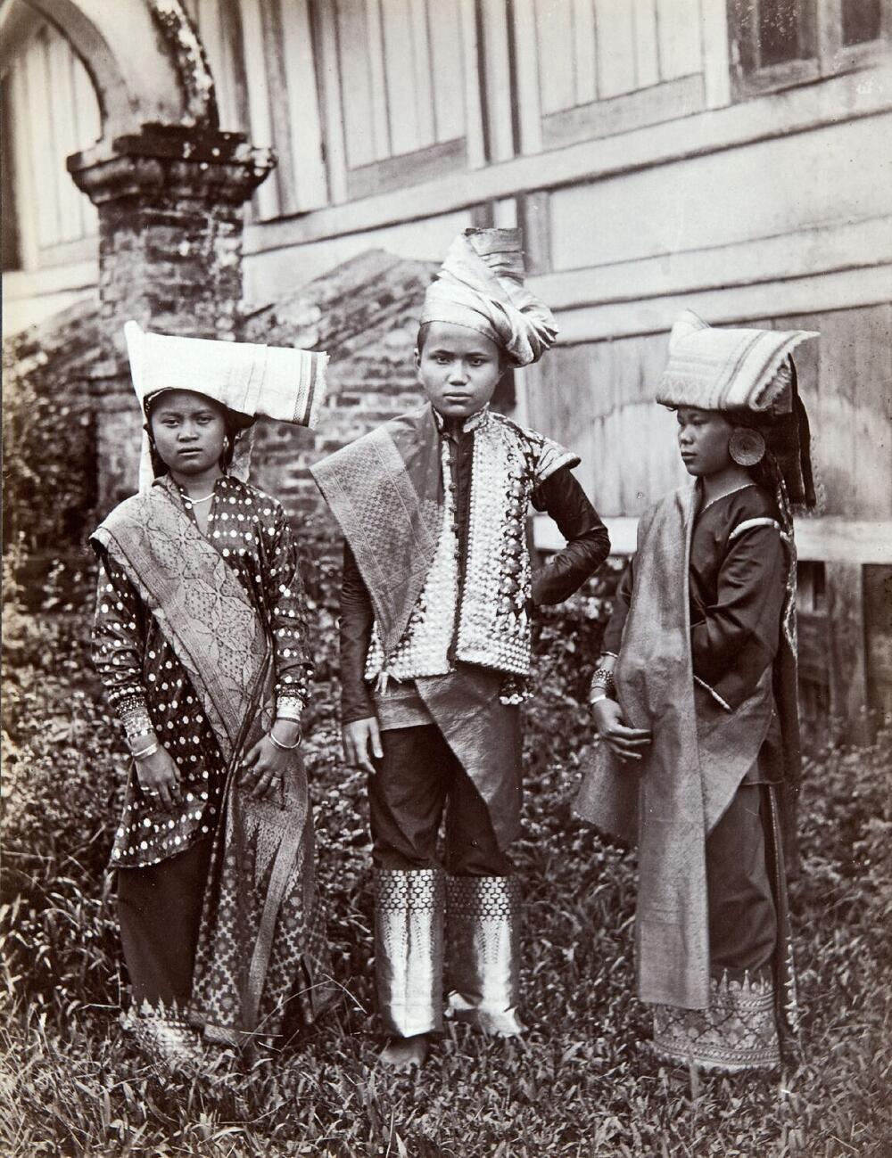 Portret van Minangkabau vrouwen en man in feestelijke kleding, Padangpandjang
