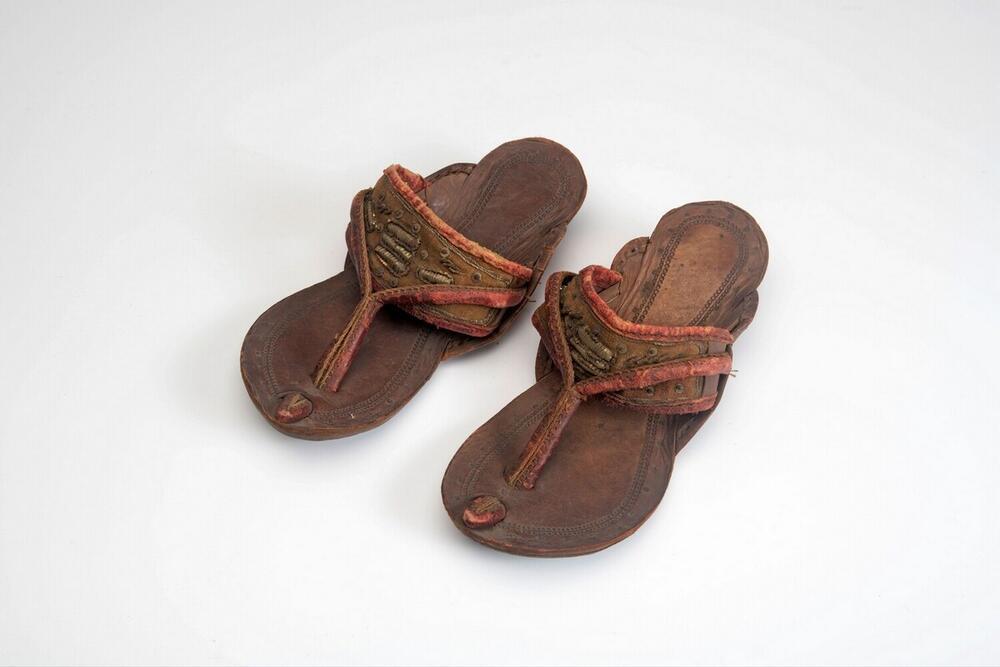 Een paar leren slippers