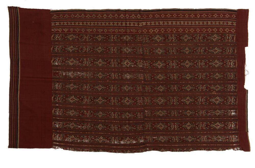 Fragment van katoenen met zijden doek, motief van extra ingeweven zilverdraad