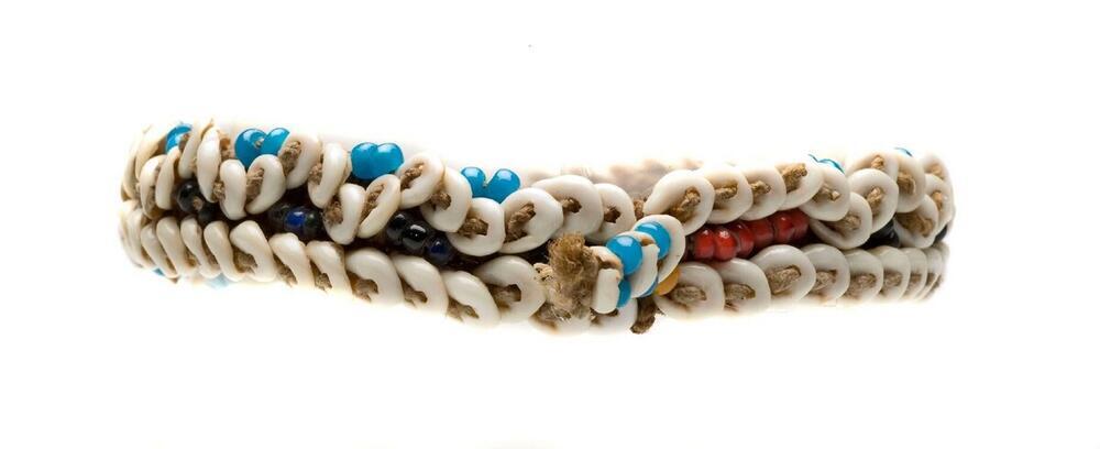 Armband gevlochten van plantenvezels, versierd met glaskralen en nassa-schelpen
