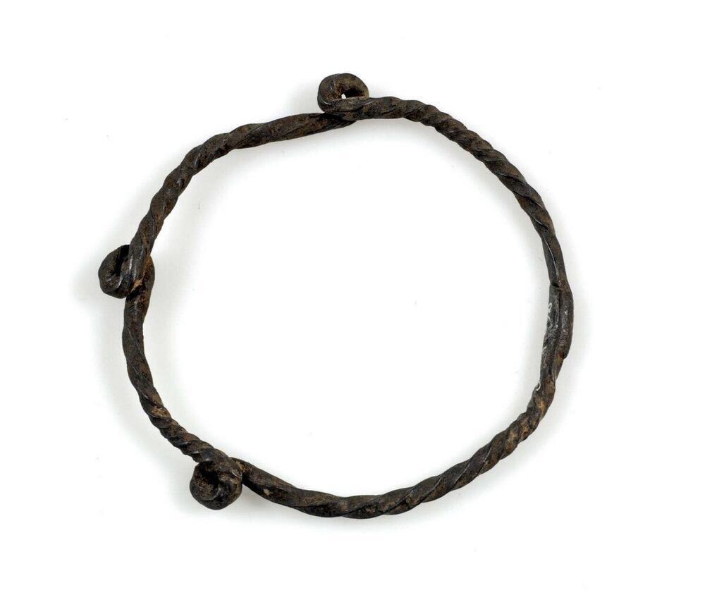 Gedraaide smeedijzeren armband, in het gevecht gebruikt