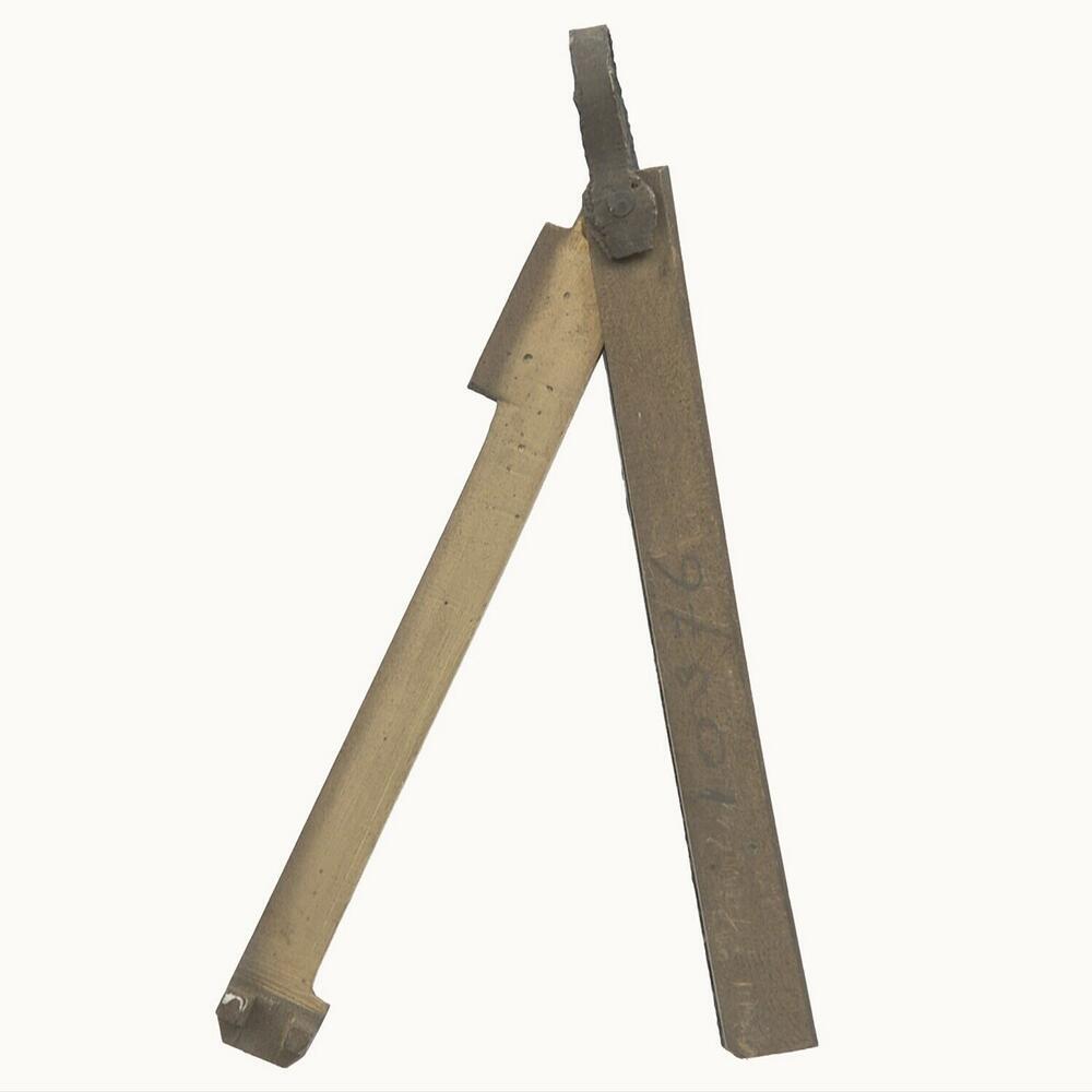 Koperen staaf met omhulsel, vermoedelijk een hanger