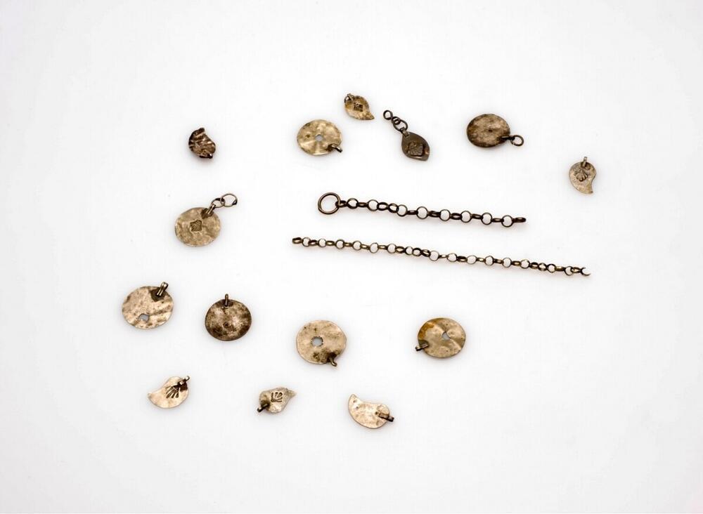 Zilveren ketting met hangertjes van blik