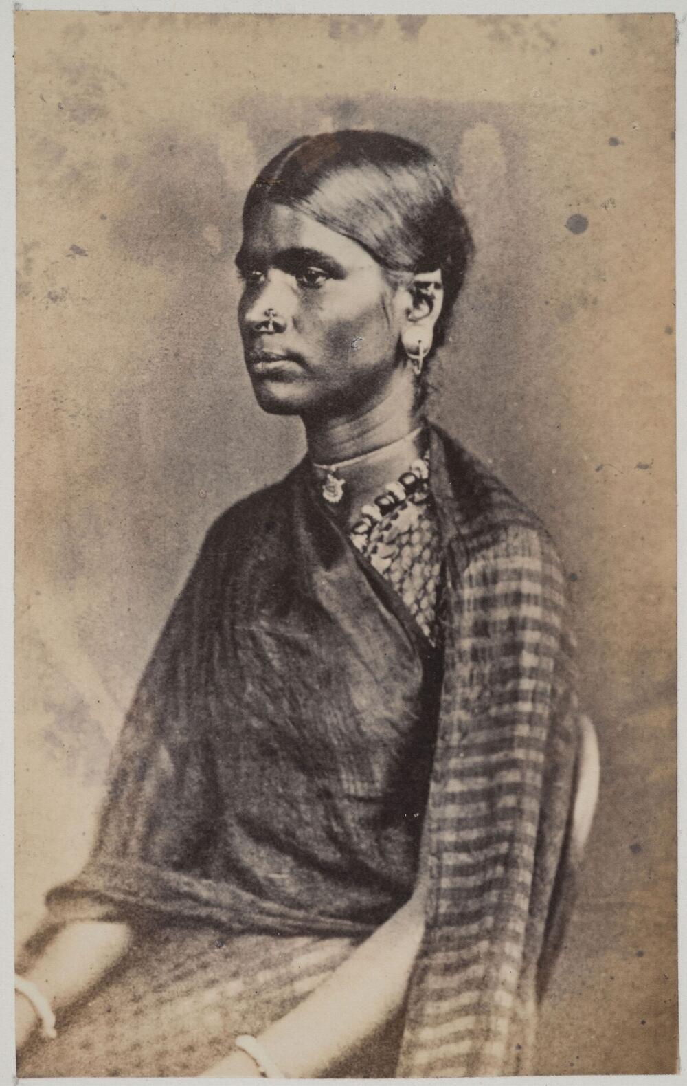Studioportret van een Indiase verkoopster, afkomstig uit Pondicherry, op het eiland Réunion