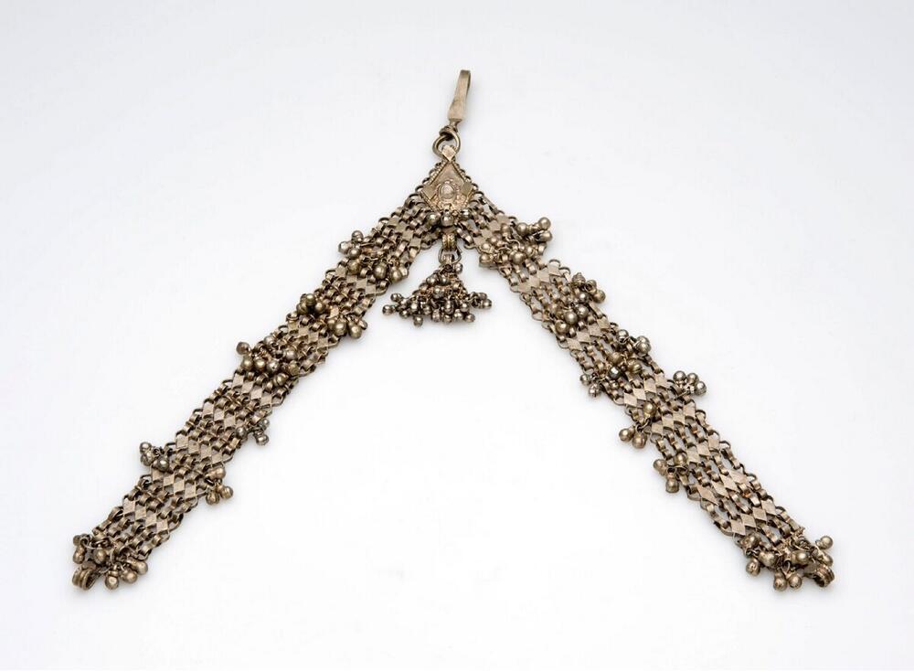 Ketting van zilverlegering, vermoedelijk in het haar gedragen