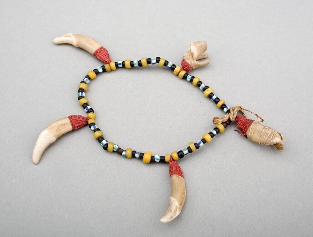 Kralensnoer of amulet