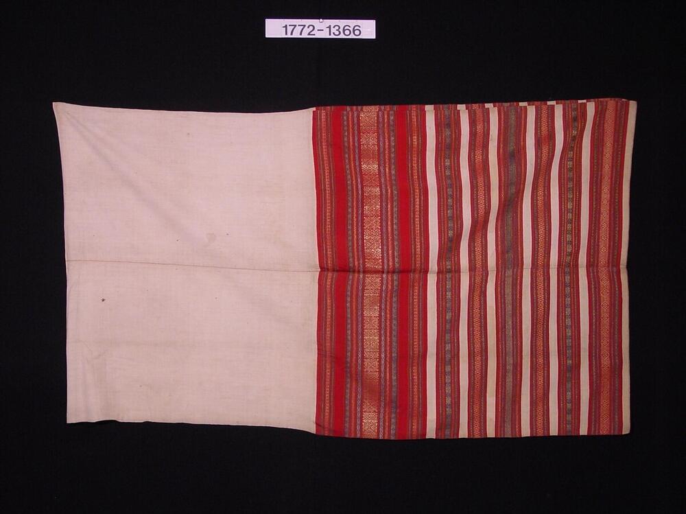 Hoofddoek van katoen en zijde met ornament van ingeweven goud- en zilverdraad