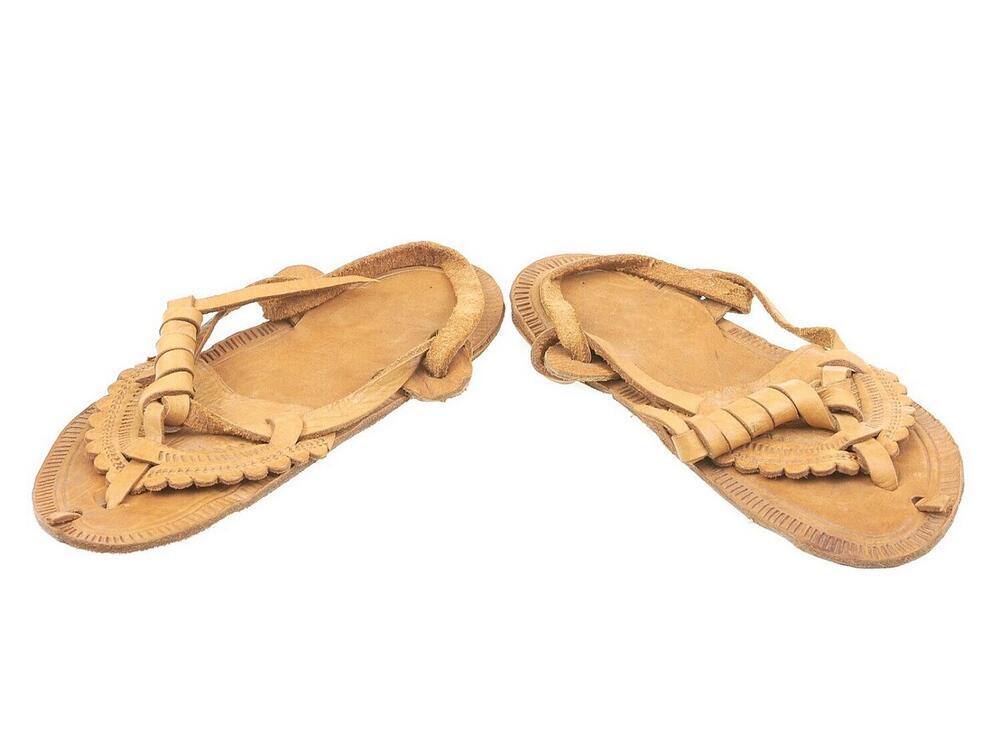 Linker sandaal van een paar leren sandalen