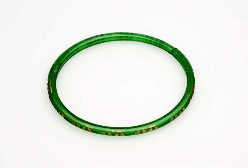 Plastic armband als onderdeel van drietal