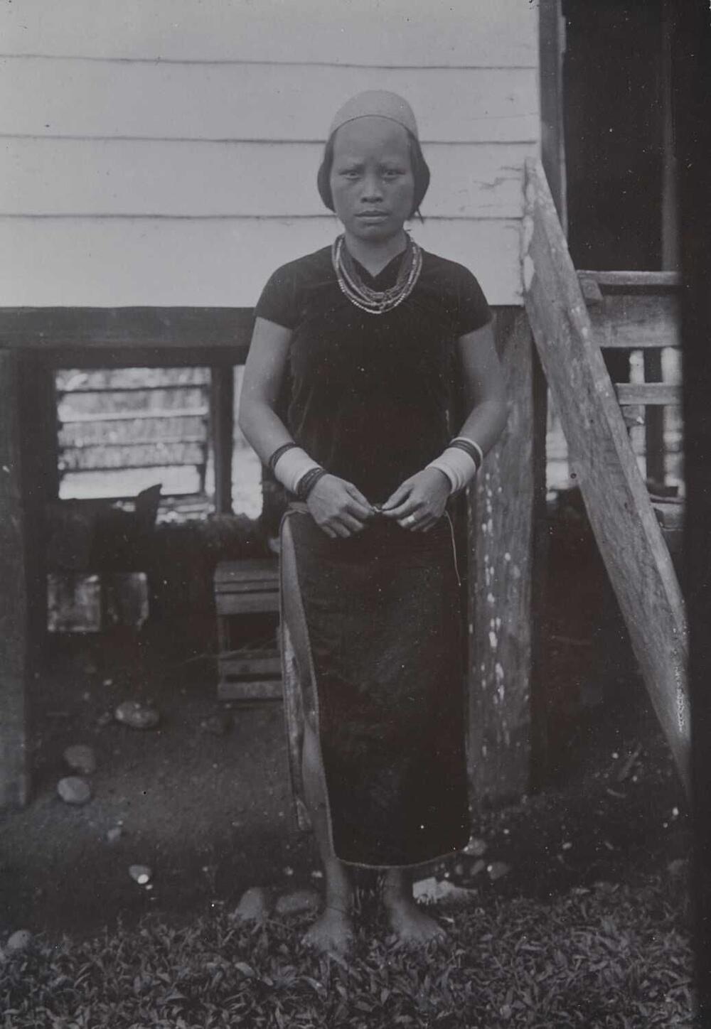 Portret van een Dajak vrouw uit Longiram