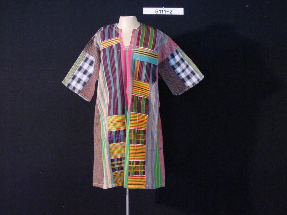 Moderne variant van een mannenjas met traditioneel geometrisch patroon