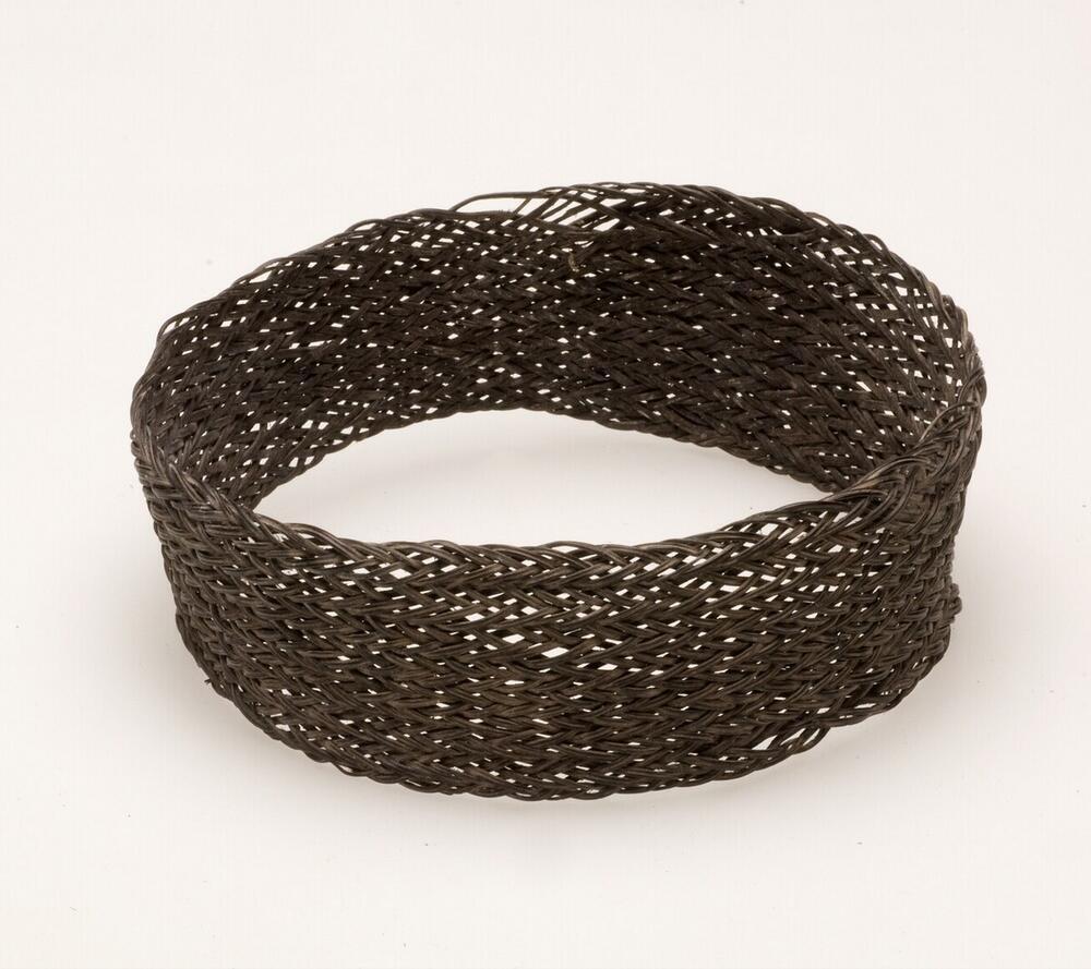 Armring van gevlochten rotan