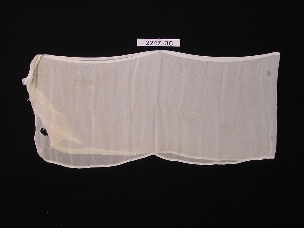 Witte zijden doek, onderdeel mannenkostuum