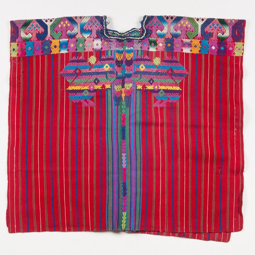 Rode huipil met eekhoornmotief