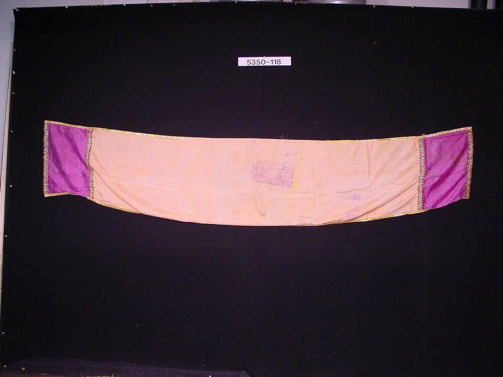 Zijden doek waarmee godenbeelden worden aangekleed
