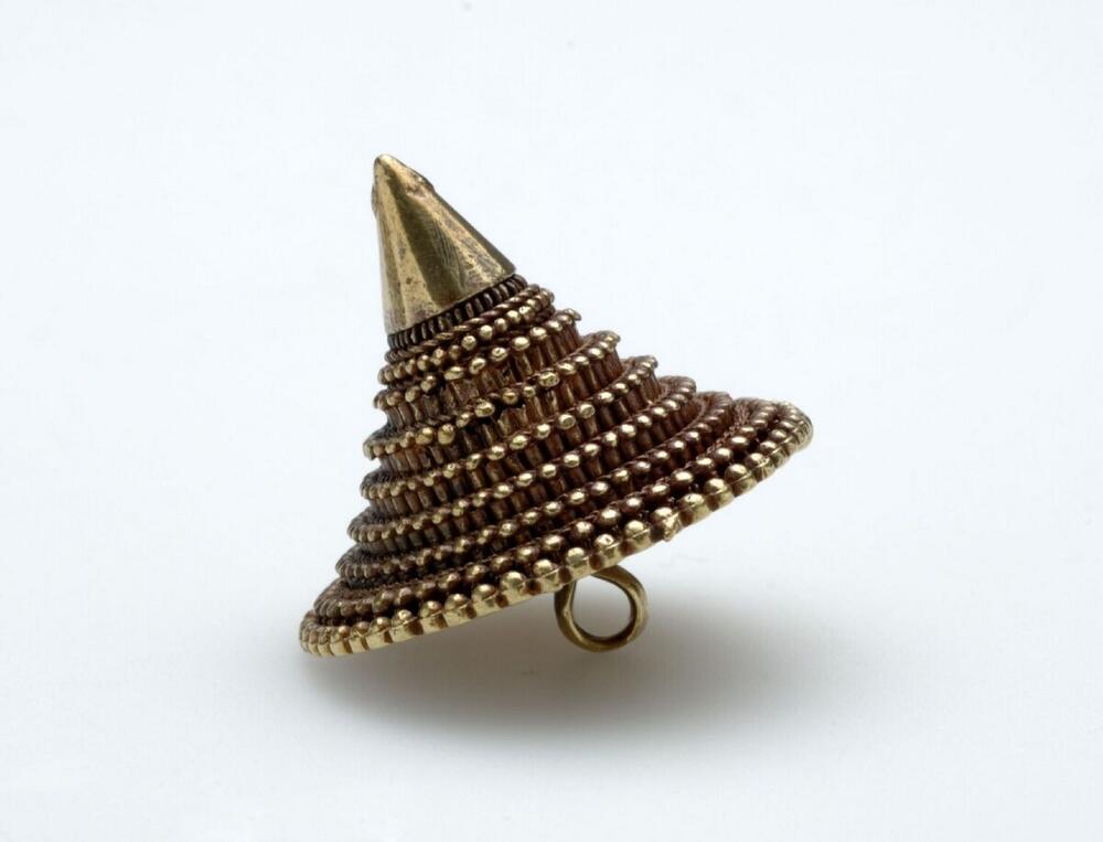Kegelvormige gouden knoop ter versiering van een jak