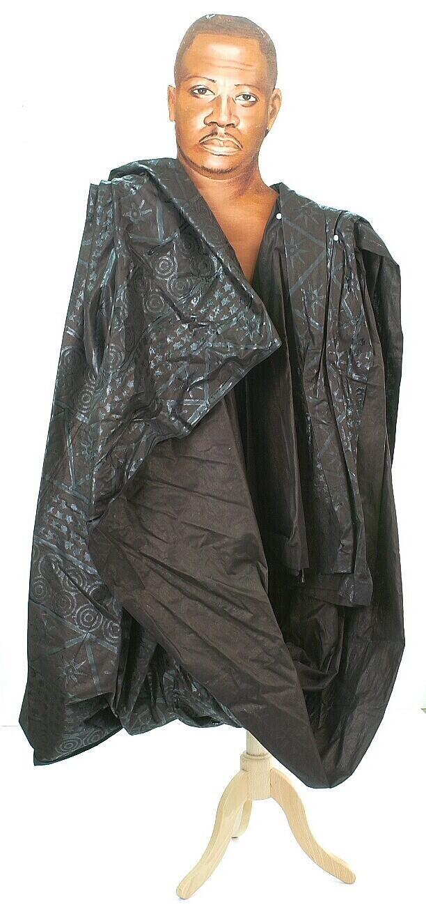 Katoenen doek met een geometrisch patroon, gedragen als begrafeniskleding