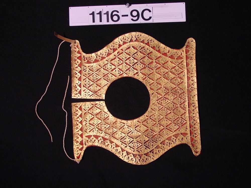 Schouderbekleding behorend bij een Telek Luh-kostuum