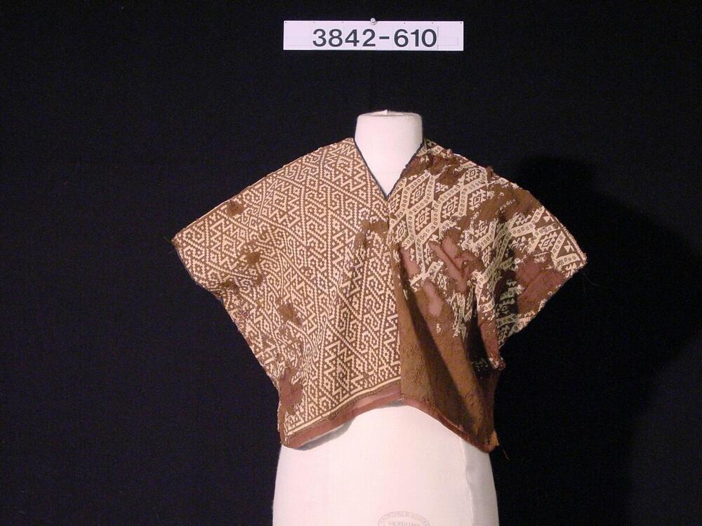 Wollen kledingstuk, soort poncho, grafgift