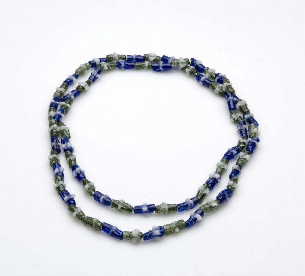 Kralenketting van blauwe, groene en witte glaskralen