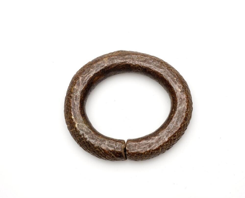 Bronzen arm- of beenring