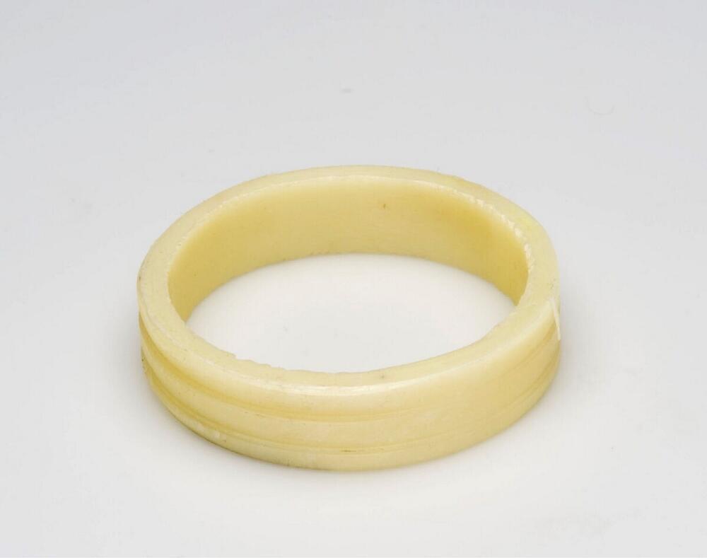 Plastic armband gedragen door vrouwen