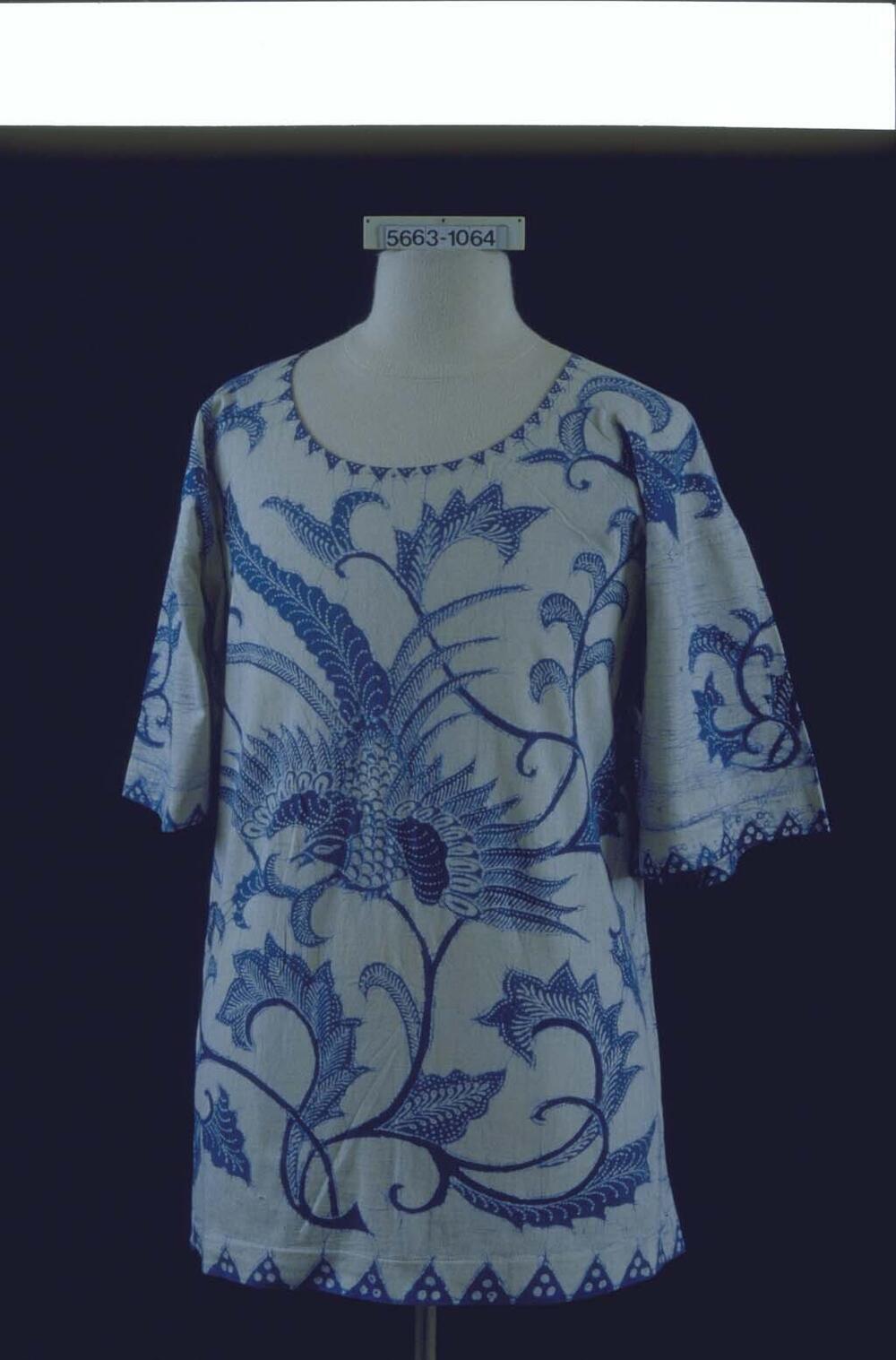 Katoenen shirt met fabelvogel en gestileerde bladeren en ranken