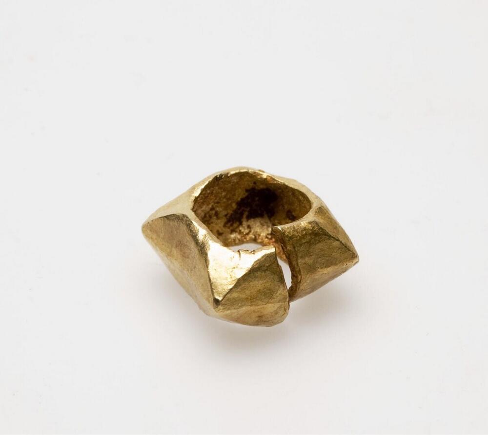 Gouden oorring voorzien van piramidevormige punten