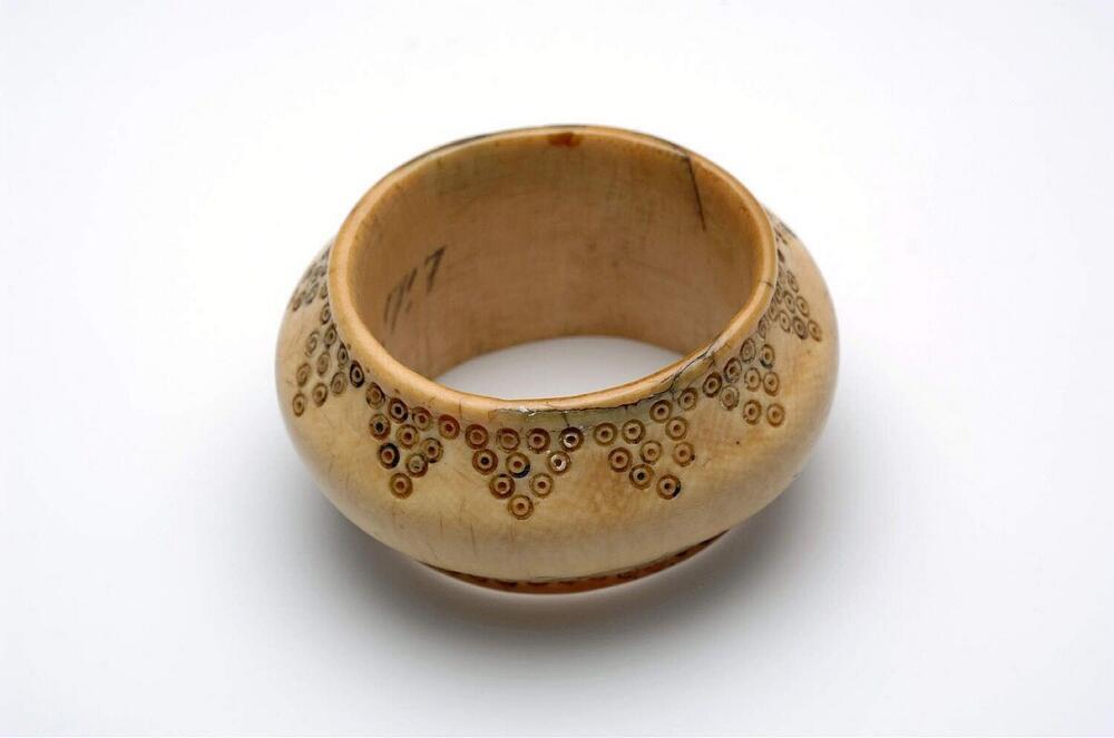 Ivoren armband met toempalrand, bestemd voor meisjes