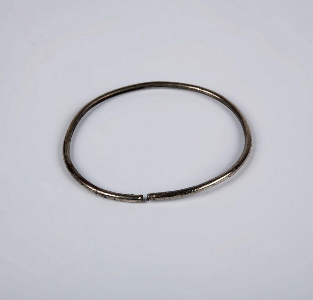 Armband, die gedragen wordt bij het candomblé kostuum voor de godin Iemanjá