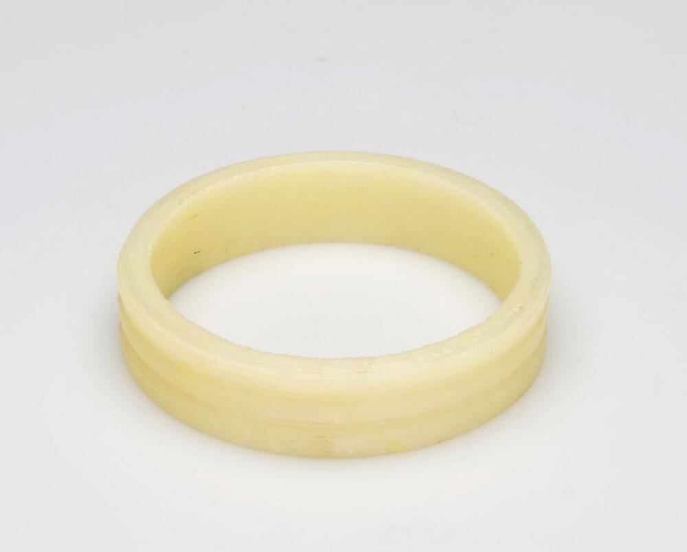 Plastic armband gedragen door vrouwen