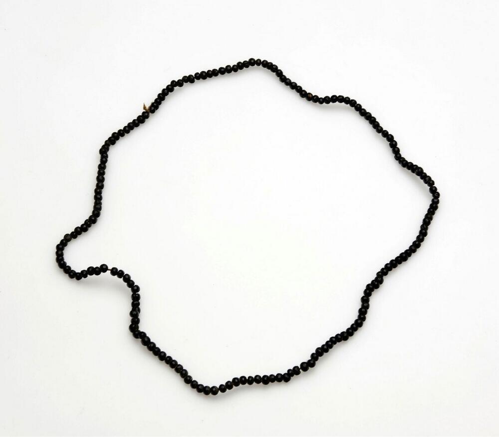 Kralenketting met geregen vruchtenpitten