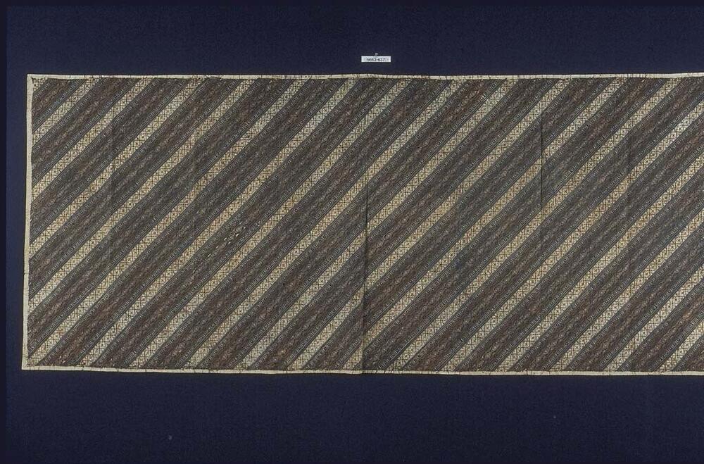 Wikkelrok met schuine banen waarin geometrische motieven