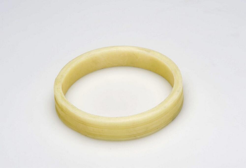 Plastic armband gedragen door vrouwen