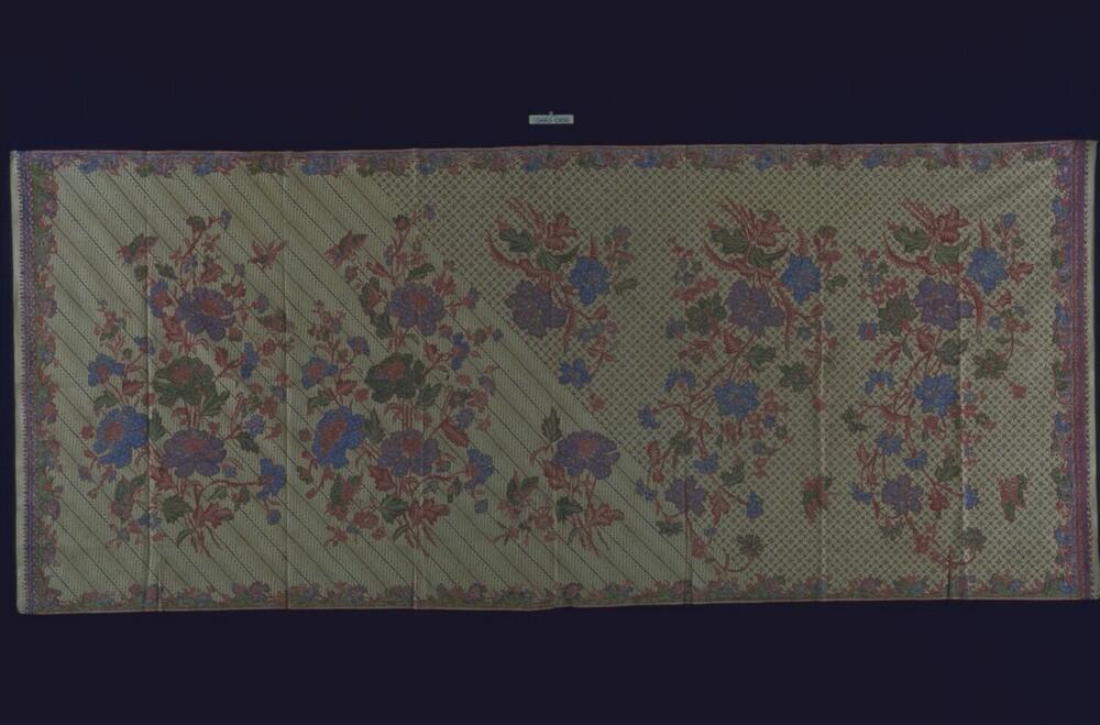 Wikkelrok met bloemenrand, boeketten en hanen, gebruikt door de adel van de Sumateraanse Minangkabau