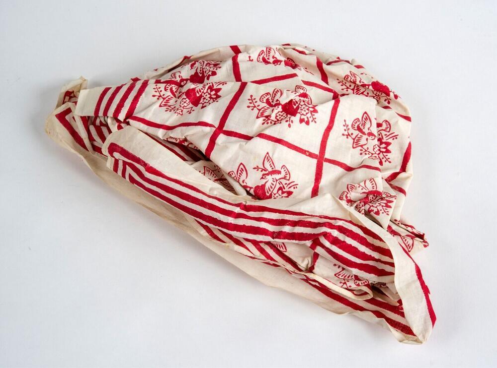 Hoofddoek, deel van een koto ensemble
