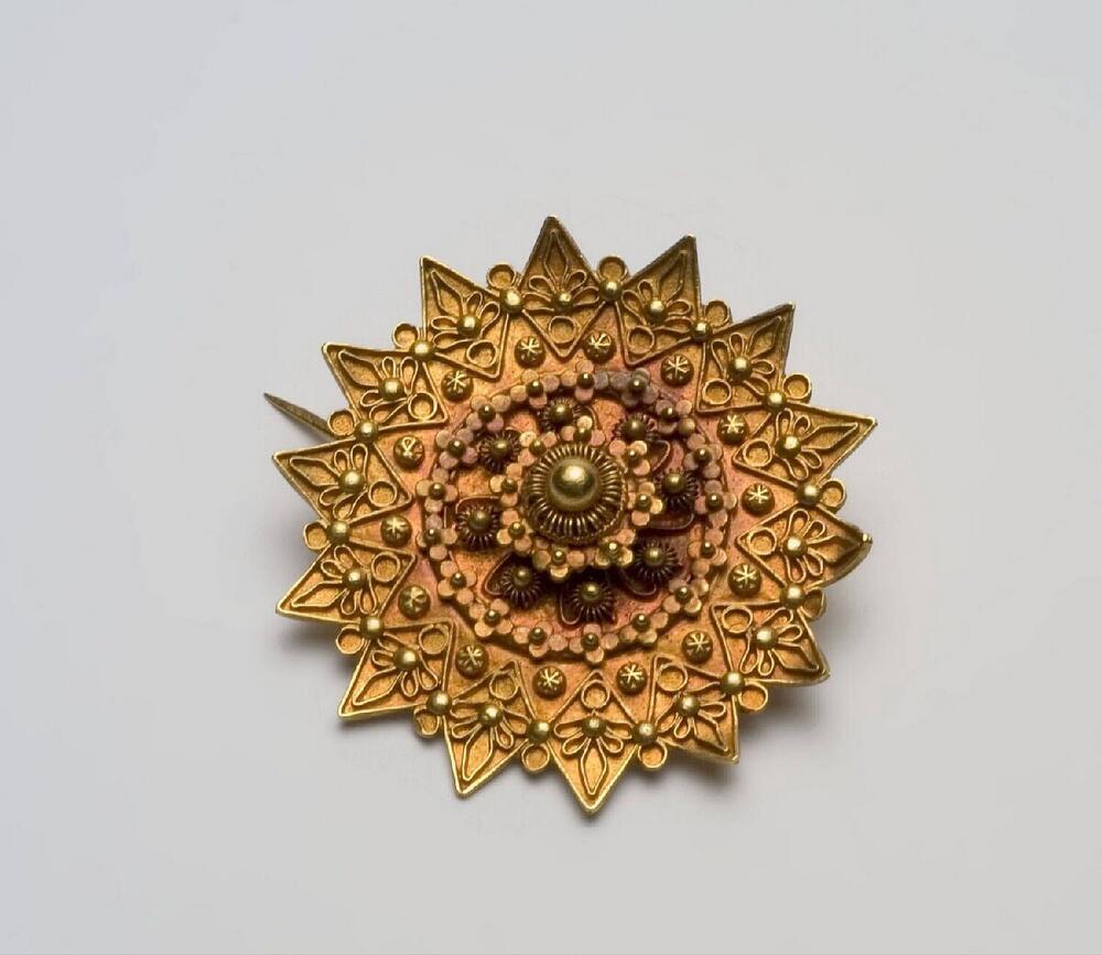 Gouden stervormige broche, versierd met filigraan