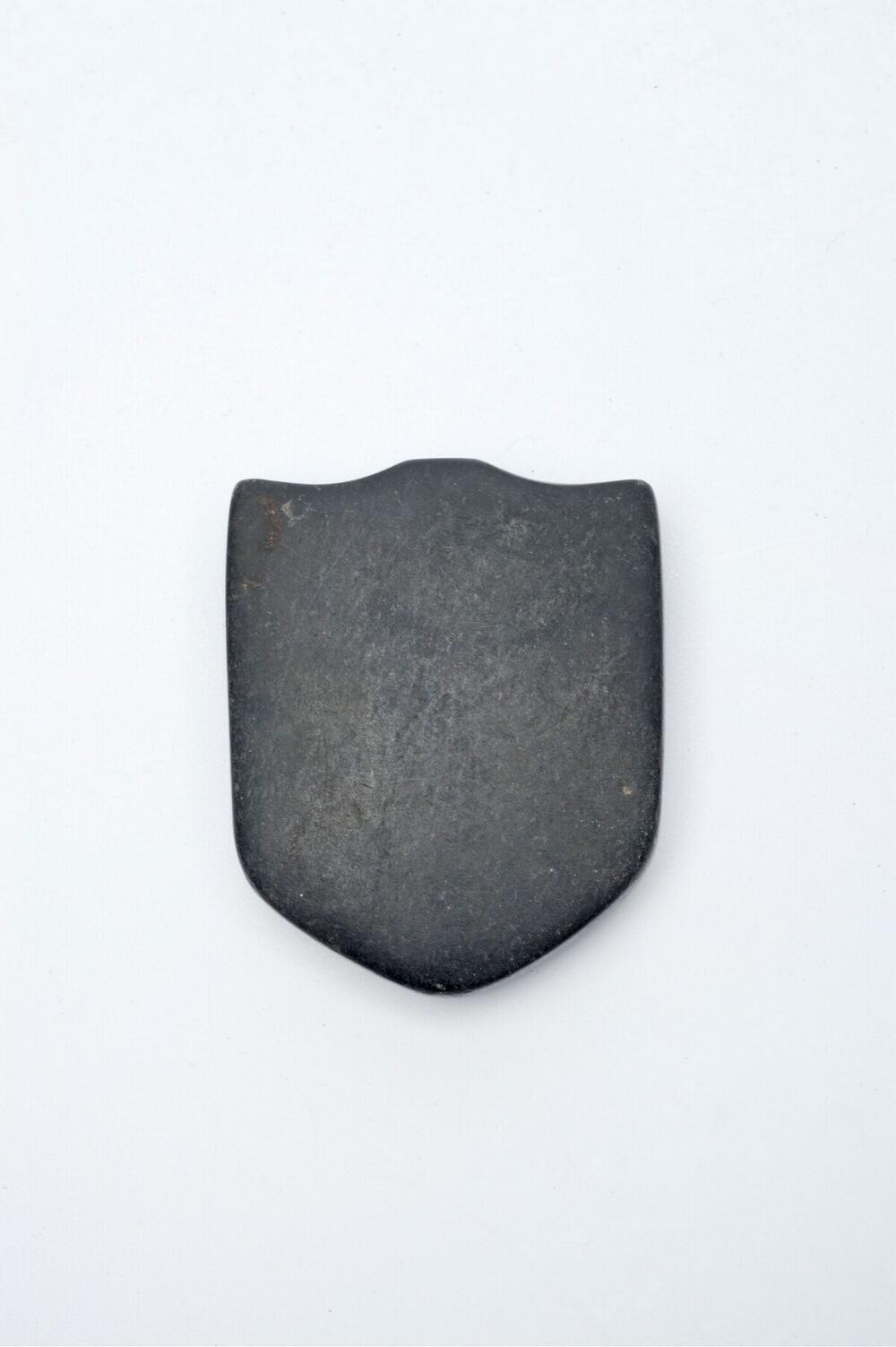 Stenen hanger, gebruikt als amulet