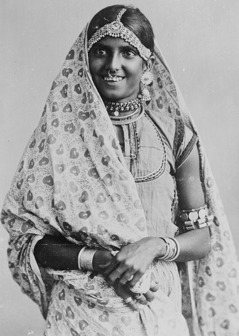 Portret van een Hindoestaanse vrouw van Brits-Indische afkomst in traditionele kleding.