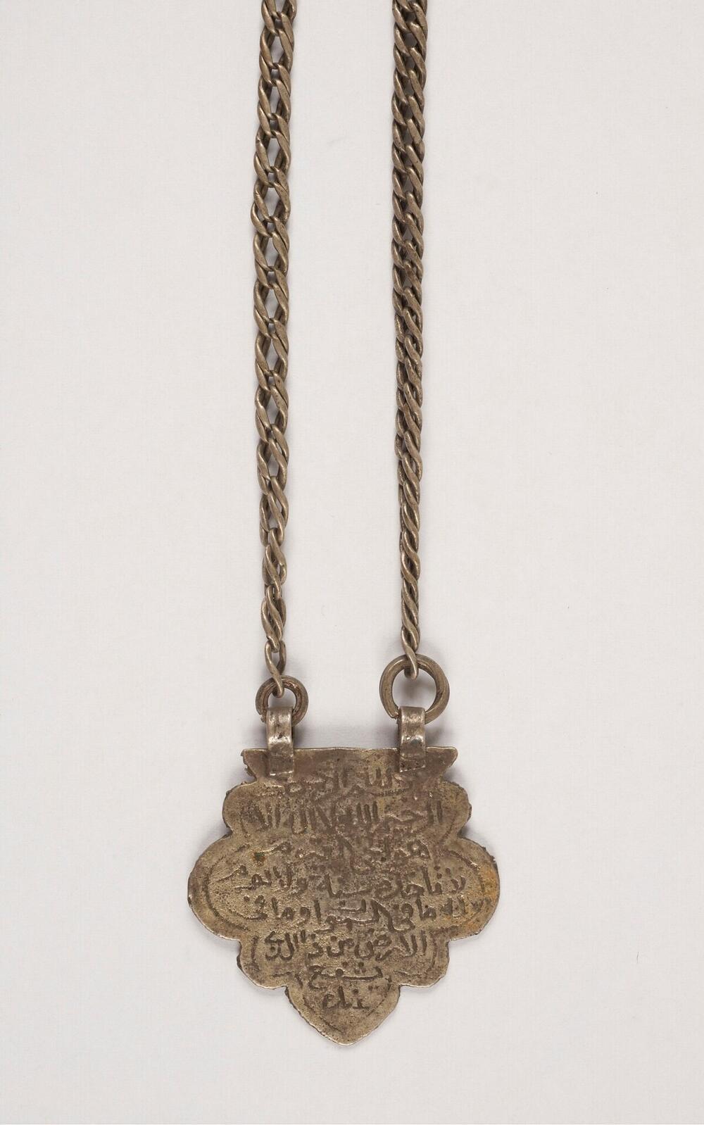 Halsketting met amulethanger