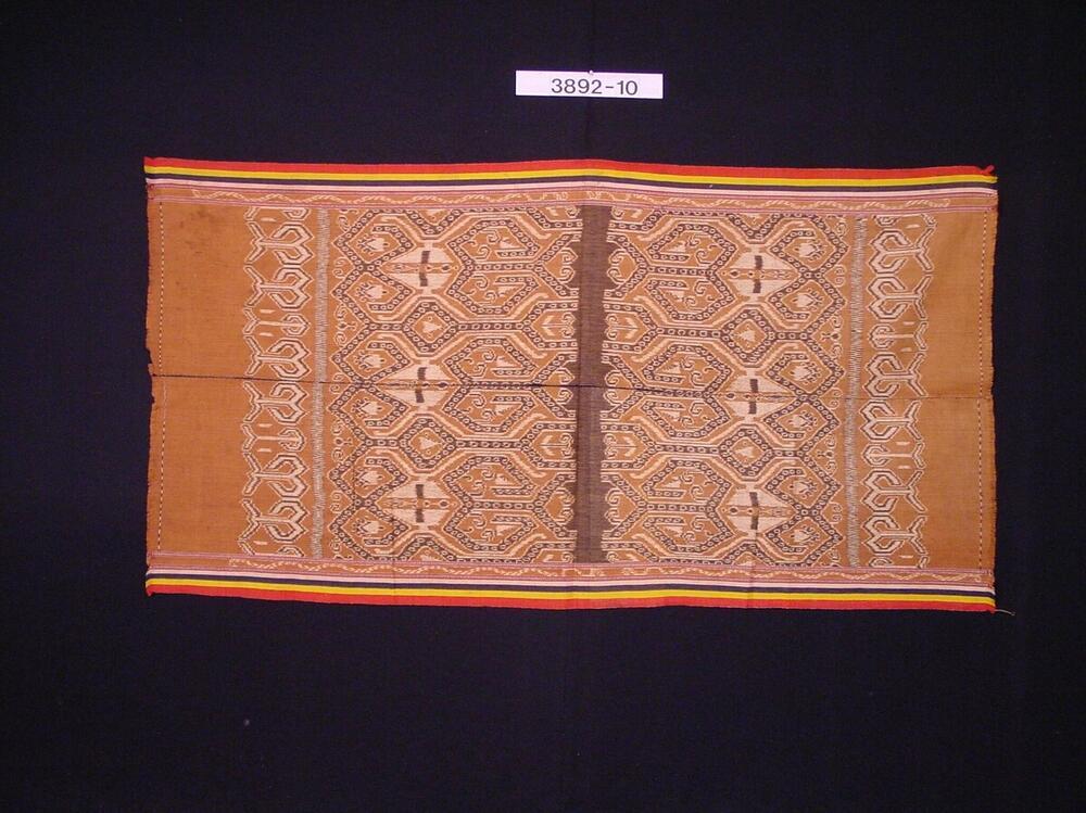 Schouderdoek met ornament in scheringikat
