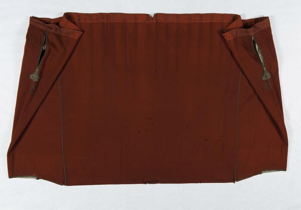 Vilten broek met gouddraad versierd