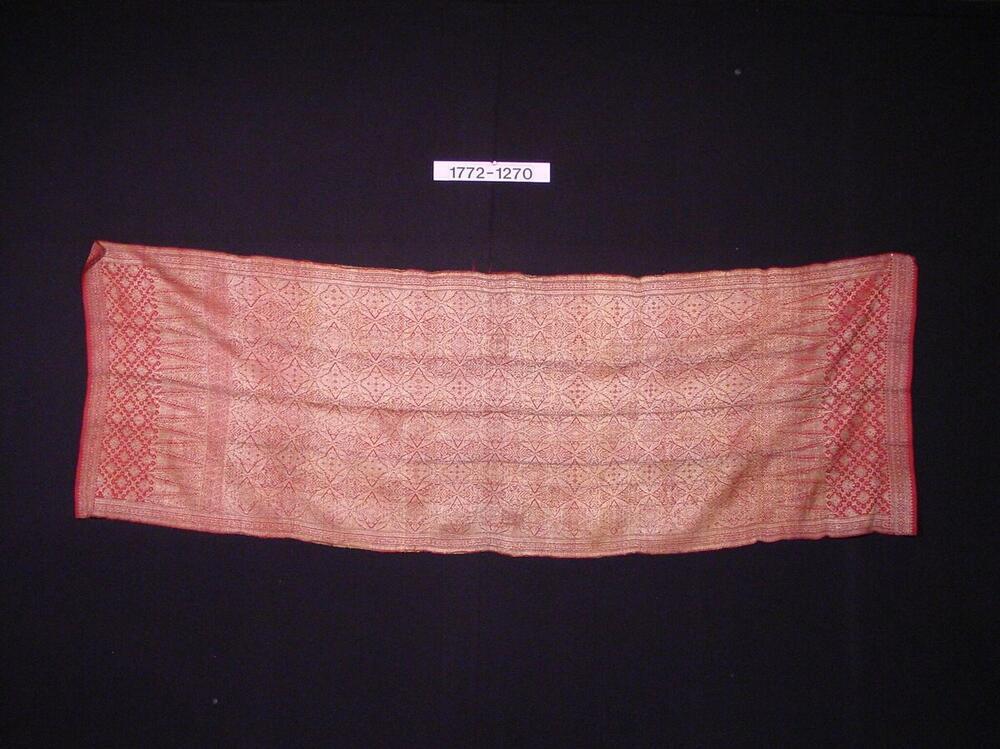 Zijden schouderdoek met ornament van ingeweven gouddraad