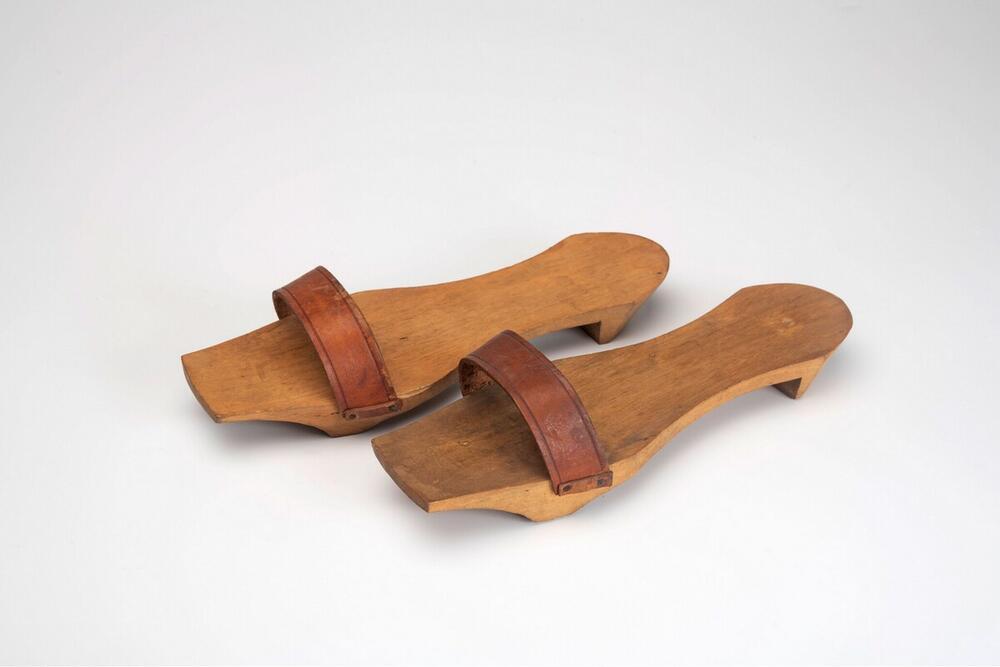 Houten sandaal met band van leer