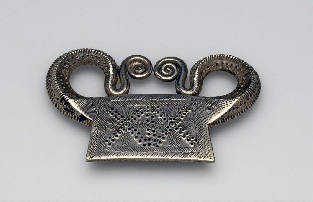 Slotvormige hanger gebruikt als amulet