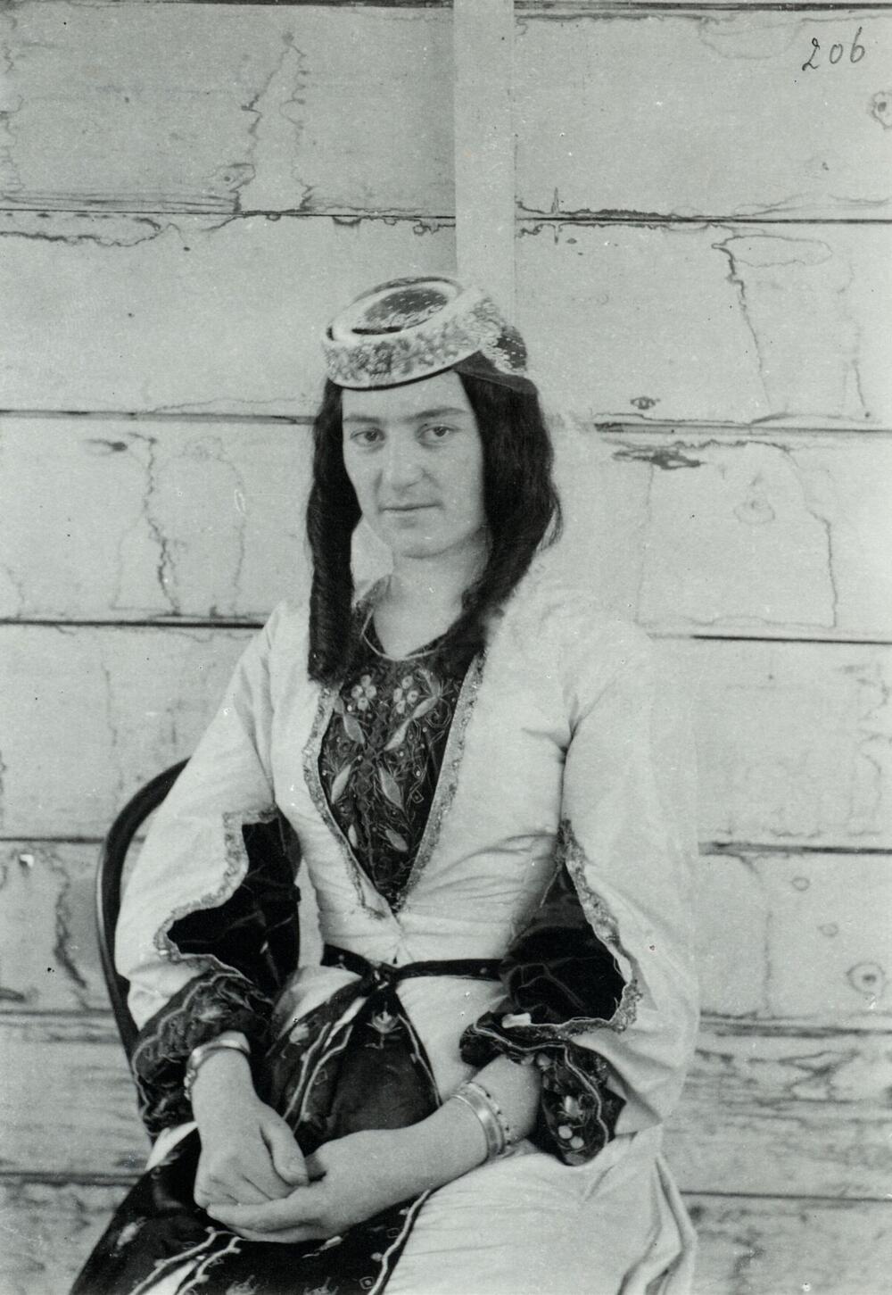 Portret van een Georgische vrouw in Tblisi